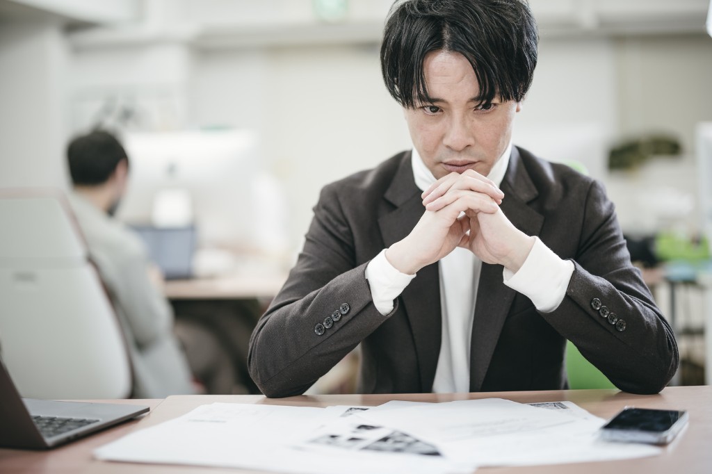 悩む男性