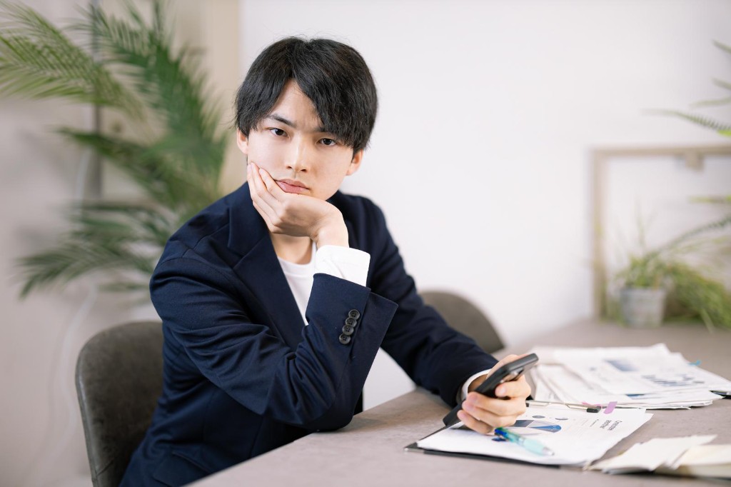 迷う男性