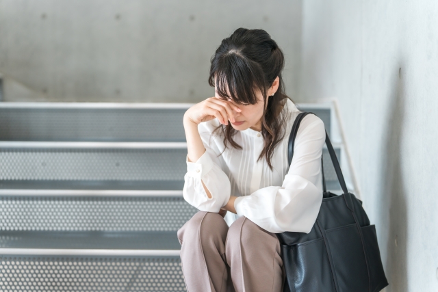 落ち込む女性