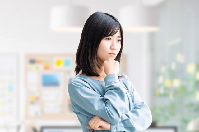 悩む女性